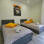 8 Personnes Avec Piscine - *