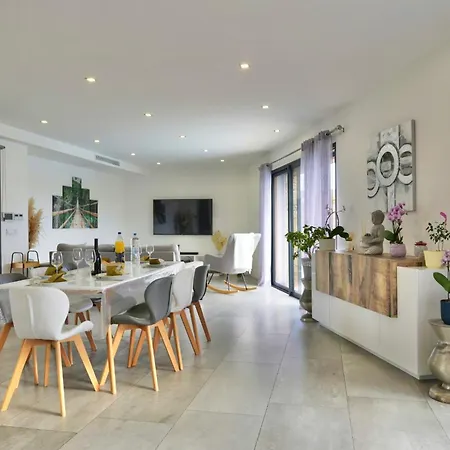 Villa 8 Personnes Avec Piscine - *