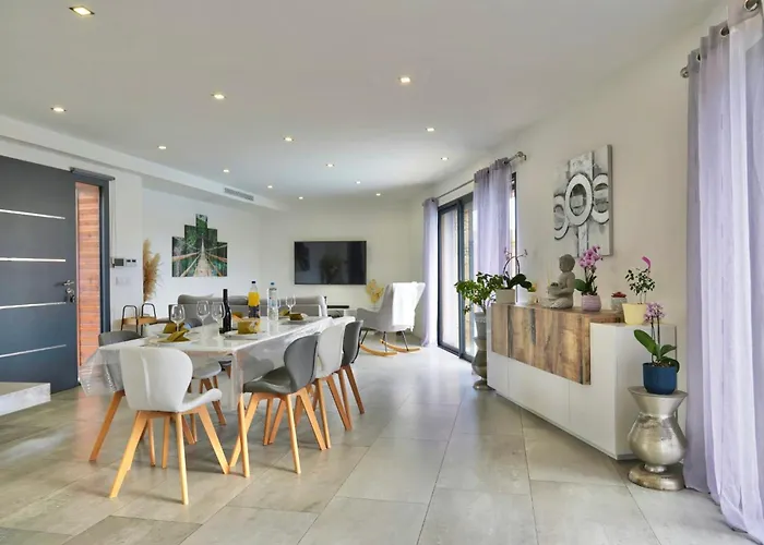 Villa 8 Personnes Avec Piscine - *