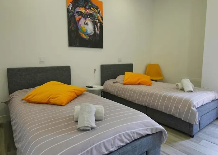 8 Personnes Avec Piscine - *