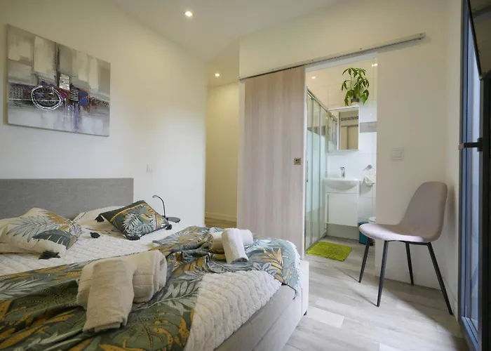 8 Personnes Avec Piscine - Villa