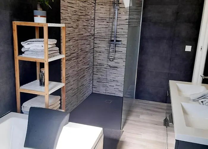 8 Personnes Avec Piscine - Villa